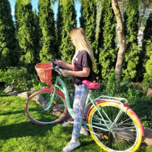 Sandra z @sandra.kosmetyki z torbą rowerową na kierownicę Wozinsky WBB4BK - Wozinsky.com
