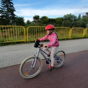 Córka @tata_na_rowerze z torbą termiczną na butelkę o pojemności 1 l WBB35BK - Wozinsky.com